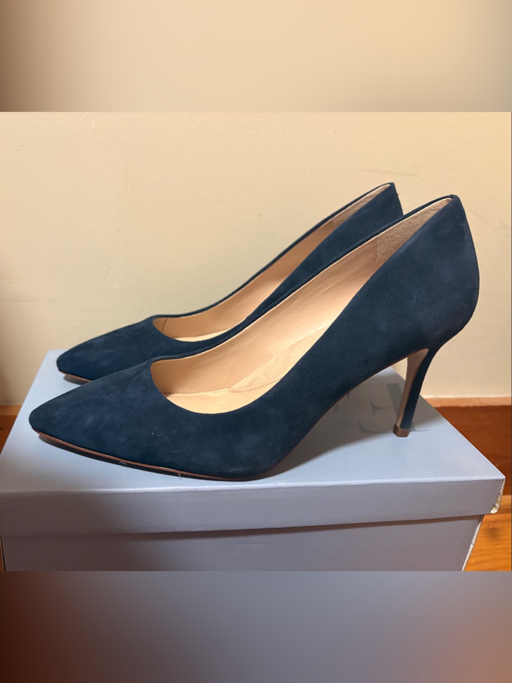 Classic Women's Navy Suede Pointed-Toe Pumps size 9.5